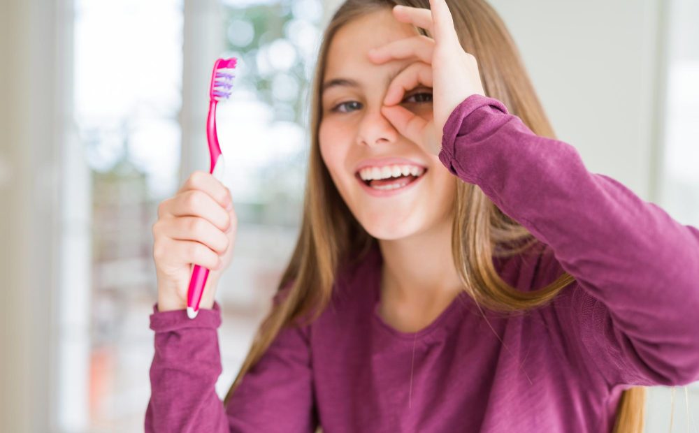 Ața dentară curăță zone pe care periuța nu le poate atinge eficient