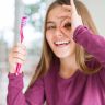Ața dentară curăță zone pe care periuța nu le poate atinge eficient