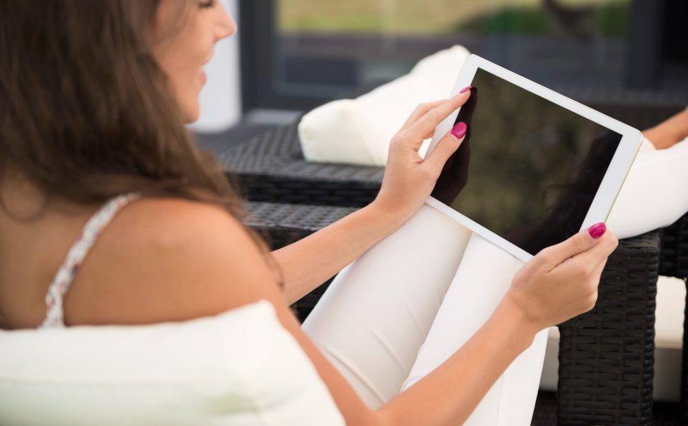 E-reader sau tabletă: ce dispozitiv alegi dacă citești mult