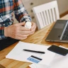 Metode simple prin care poți pune bani deoparte în fiecare lună