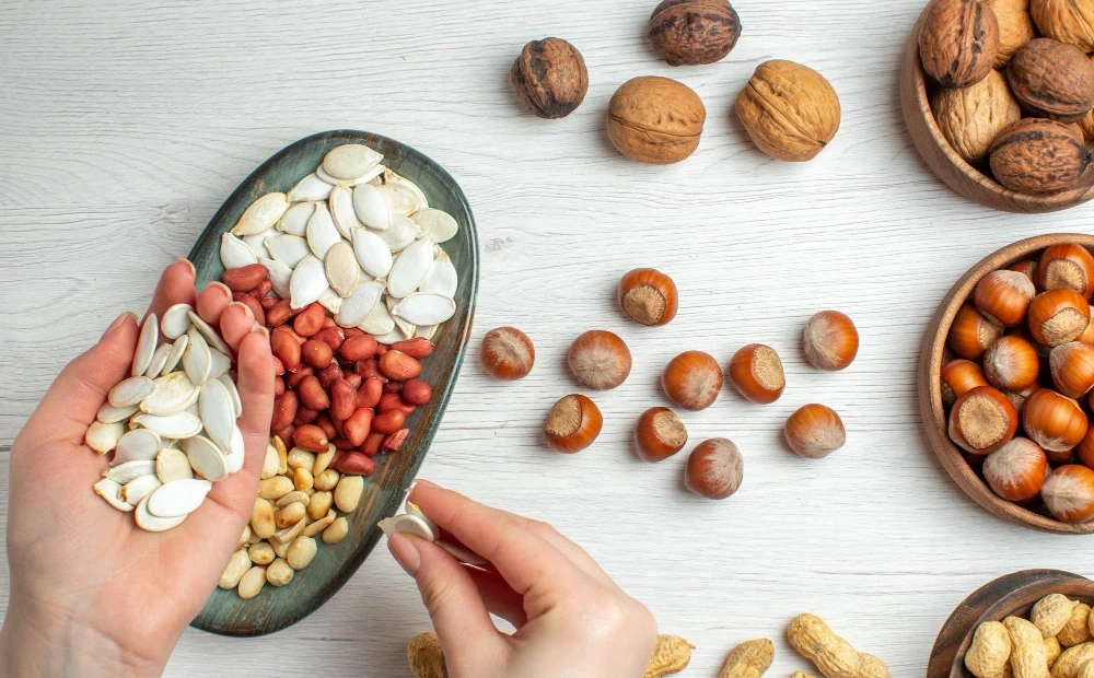 Nucile și semințele: Porții mici cu densitate nutritivă mare