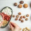 Nucile și semințele: Porții mici cu densitate nutritivă mare