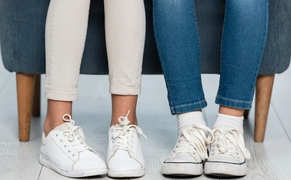 Sneakers în nuanțe neutre: Perechea care se integrează ușor într-o garderobă elegantă