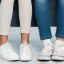 Sneakers în nuanțe neutre: Perechea care se integrează ușor într-o garderobă elegantă